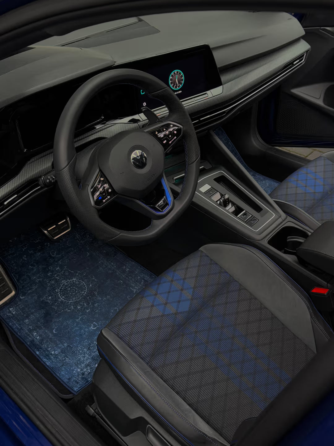 سجادة سيارة "رونق" – لمسة فاخرة شرقية ( اربع قطع كاملة للسيارة ) مناسبة لجميع انواع السيارات